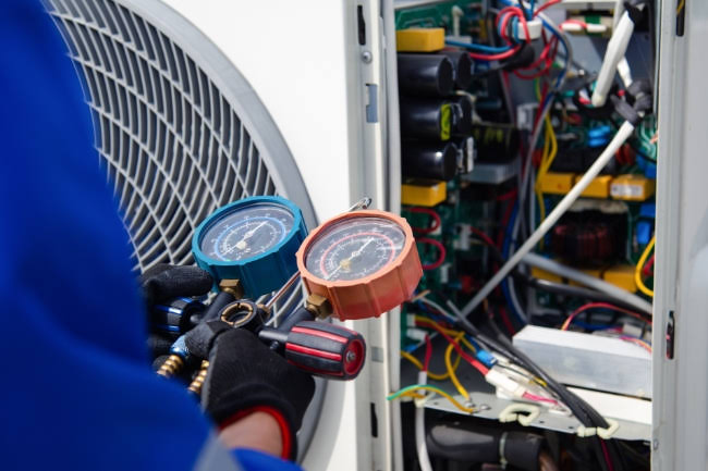 Technician measuring static pressure